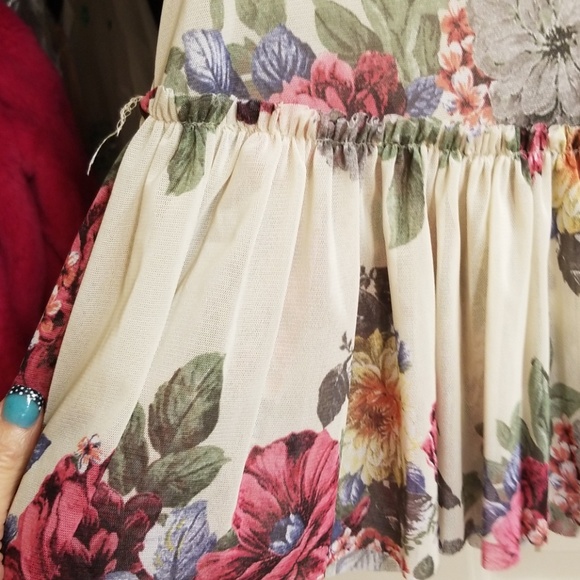 Adorable sheer peplum top - Picture 3 of 4